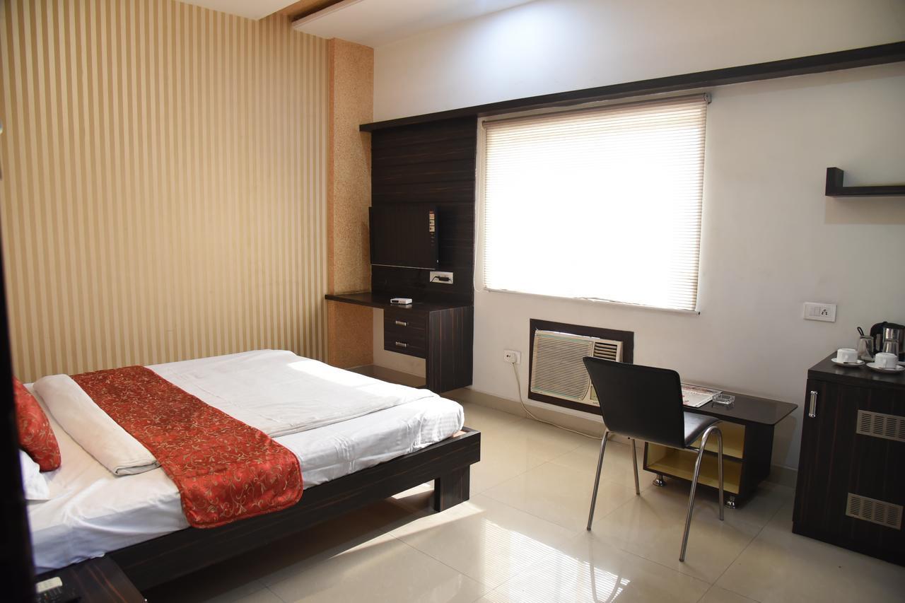 Hotel Pink Pearl Raigarh Стая снимка